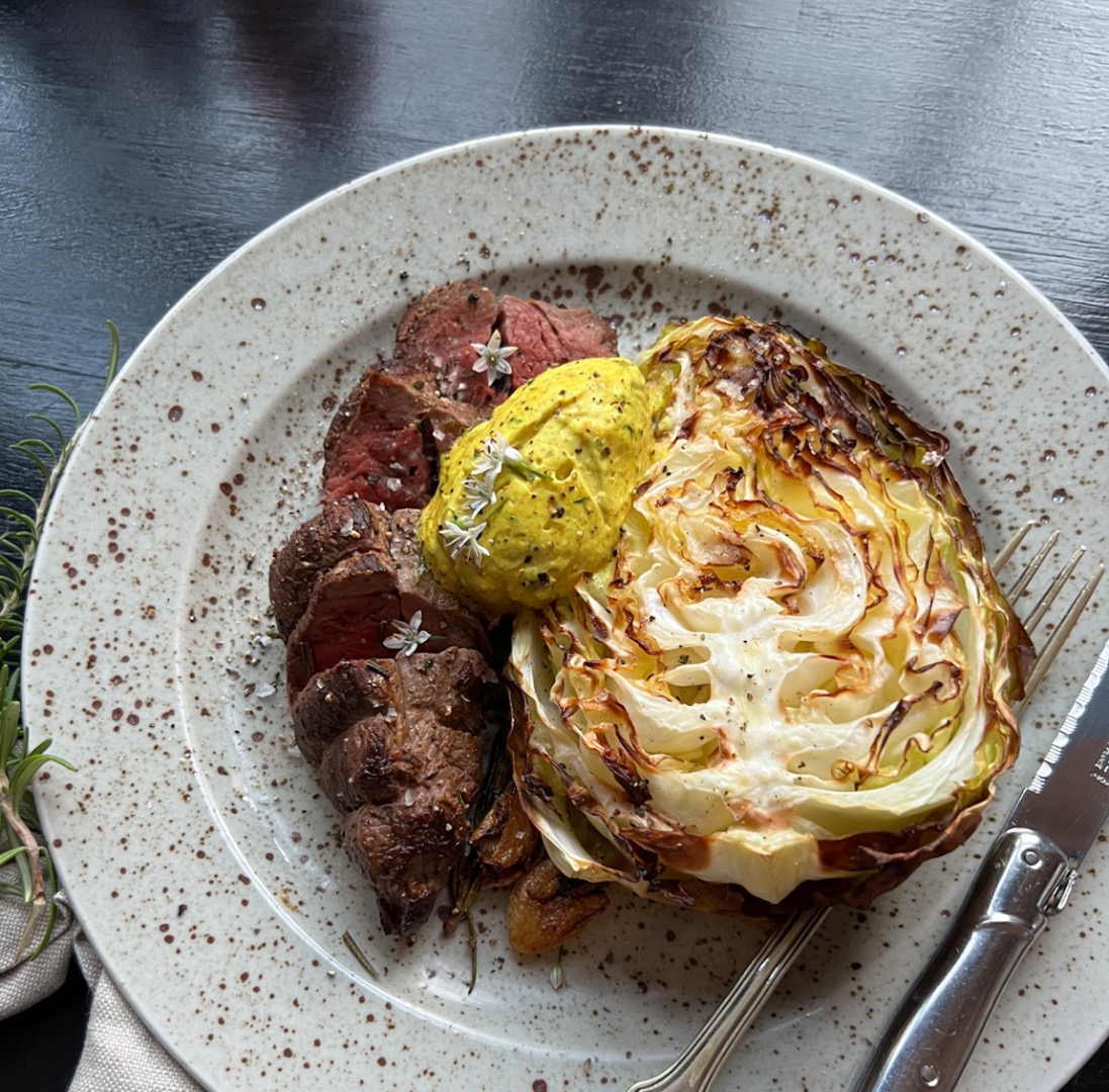 Älgfilé med spetskål och cafe de paris smör