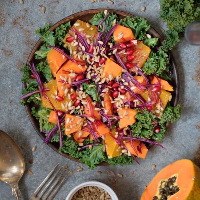 Grönkålssallad med papaya och citrus Grönkålssallad med papaya och citrus