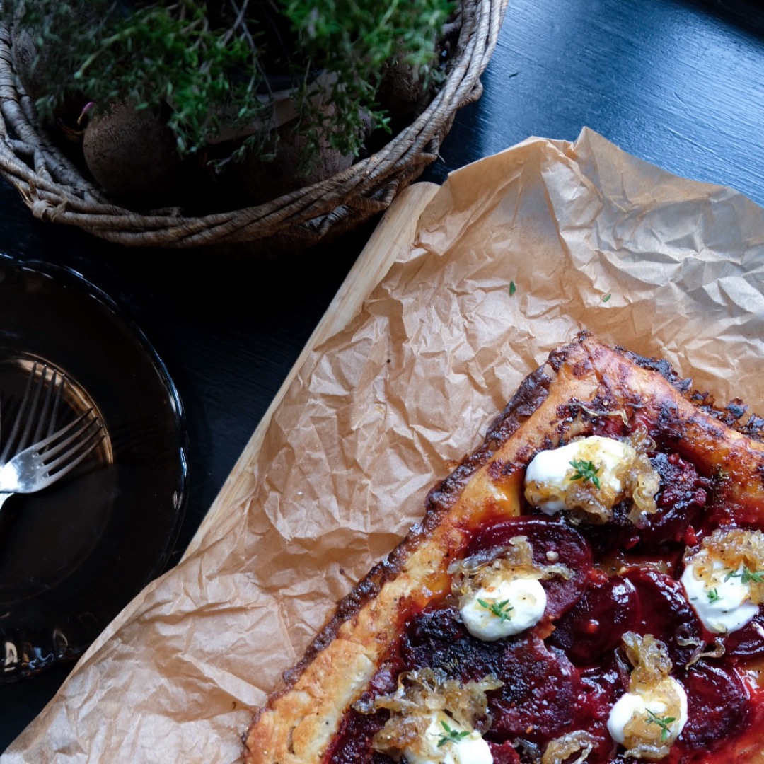 Upside down paj med rödbetor och karamelliserad lök