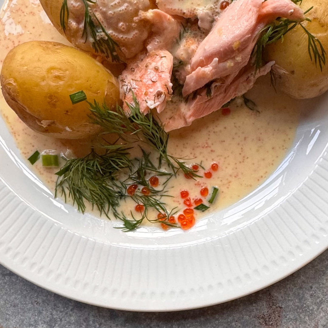 Sandefjordssås med laxsida och färsk potatis