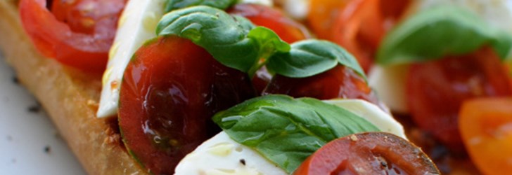 Mozzarella caprese på vitlöksbröd