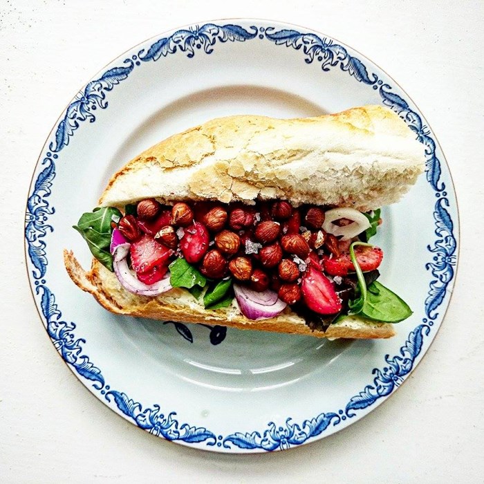 Baguette med mascarpone, jordgubbar och hasselnötter Baguette med mascarpone, jordgubbar och hasselnötter