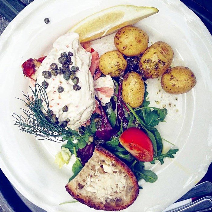 Varmrökt lax med färskpotatis, romsås och dillpesto Varmrökt lax med färskpotatis, romsås och dillpesto