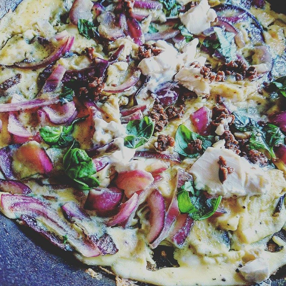 Äggagegga med getost, tapenade och basilika