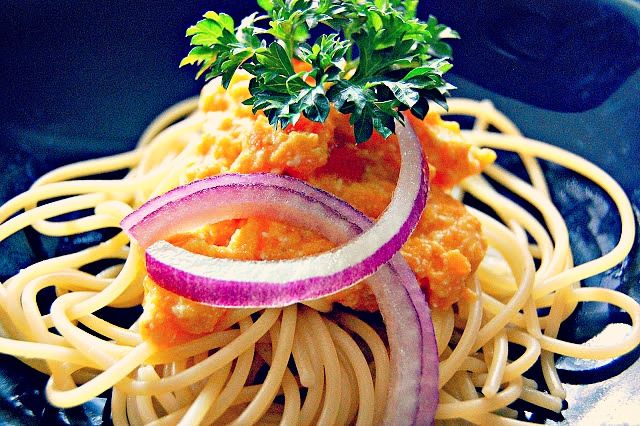 Morotsås med chevré, valnötter och honung