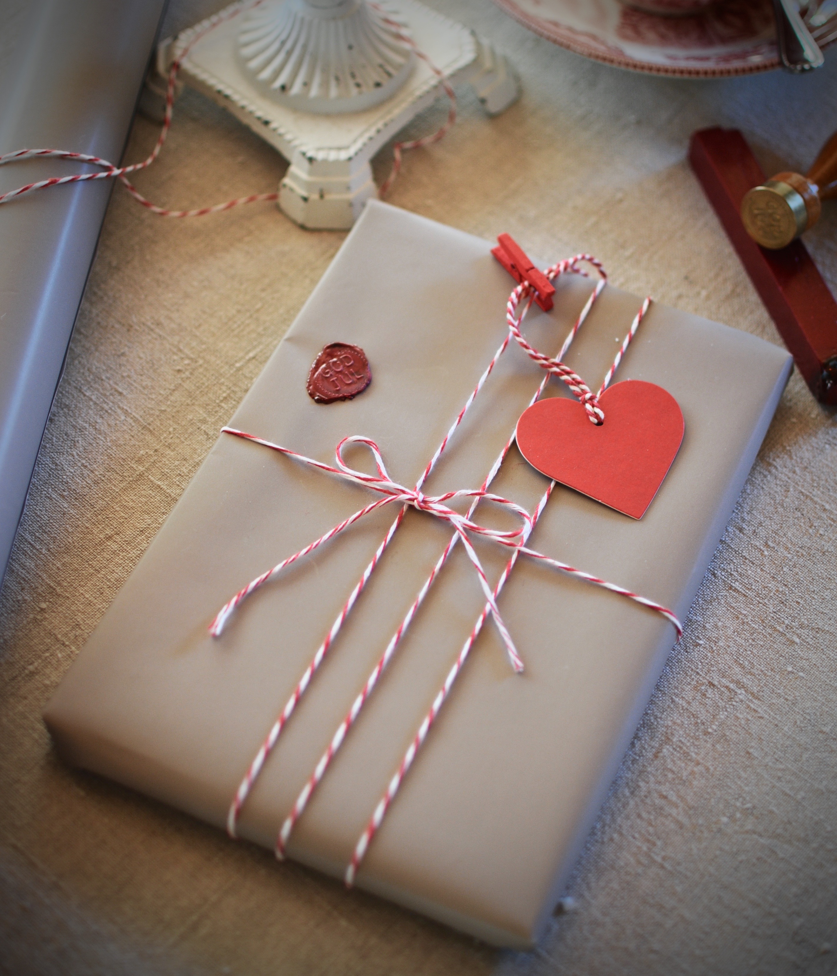 Första julklappen inslagen...