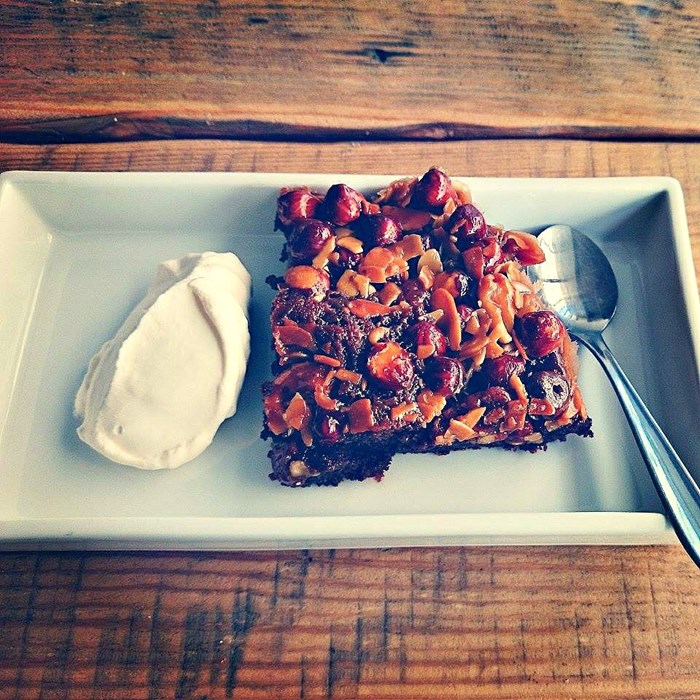 Vaniljkladdkaka med saltrostade nötter och honungsgrädde med rosmarin Vaniljkladdkaka med saltrostade nötter och honungsgrädde med rosmarin