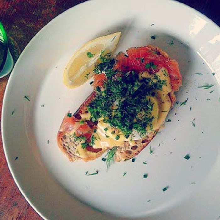 Surdeg med varmrökt lax, poncherat ägg och hollandaise Surdeg med varmrökt lax, poncherat ägg och hollandaise