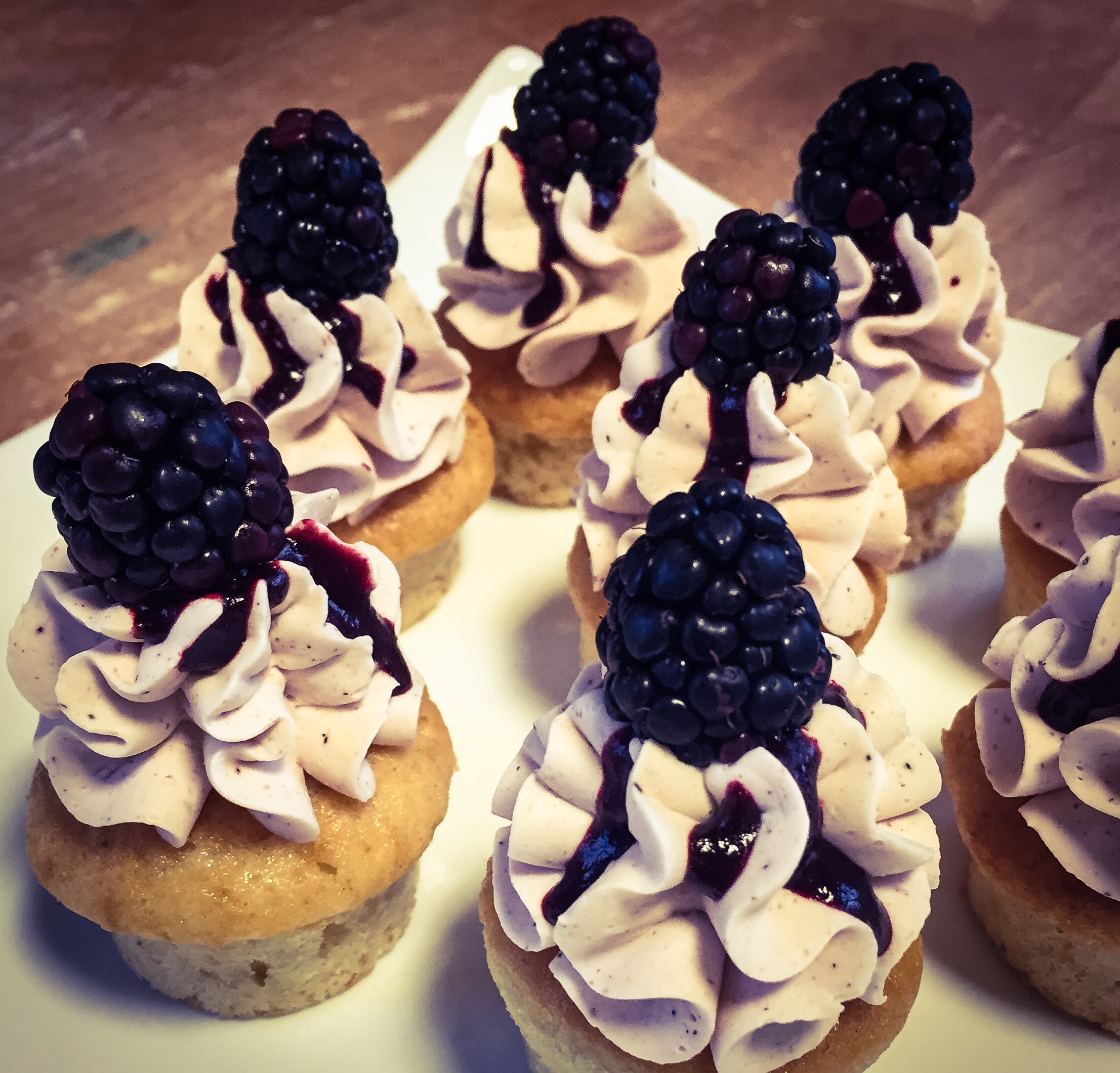 Vaniljcupcakes med björnbärsfrosting