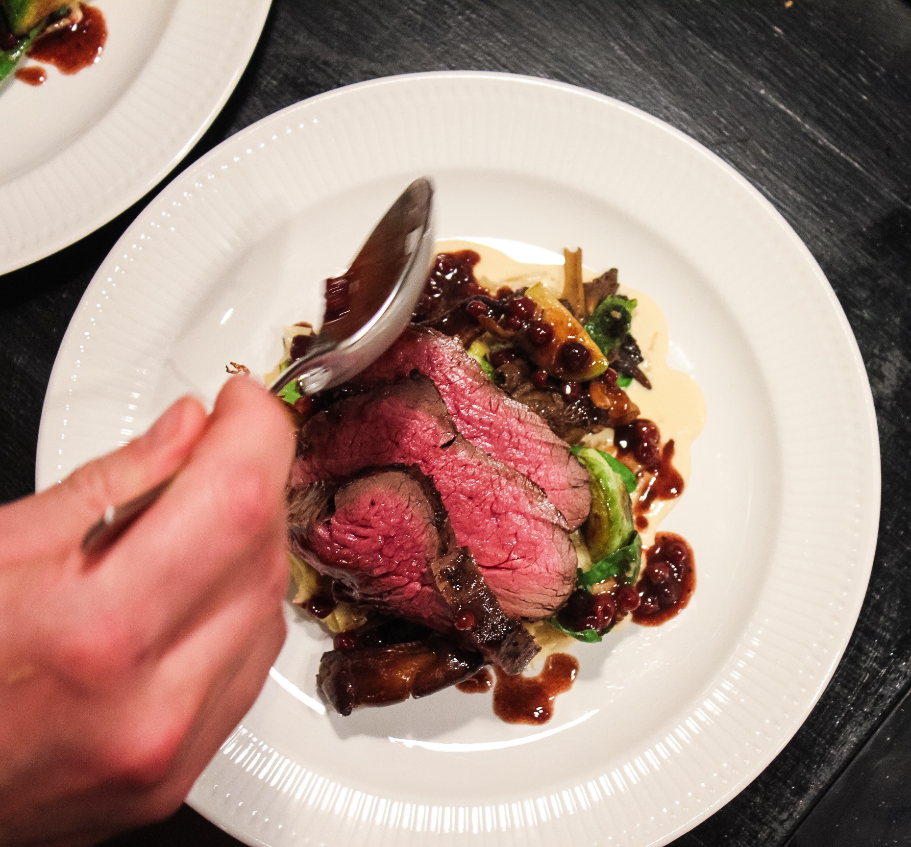 Älgfile med gräddstuvadkål, smörstektsvamp och lingonsås