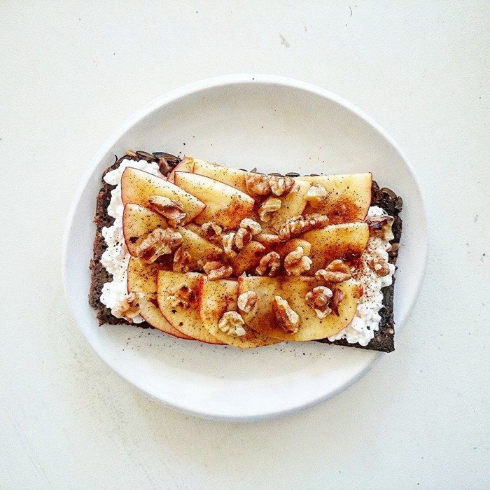 Rågbröd med äpple, kanelkeso och saltrostade valnötter Rågbröd med äpple, kanelkeso och saltrostade valnötter