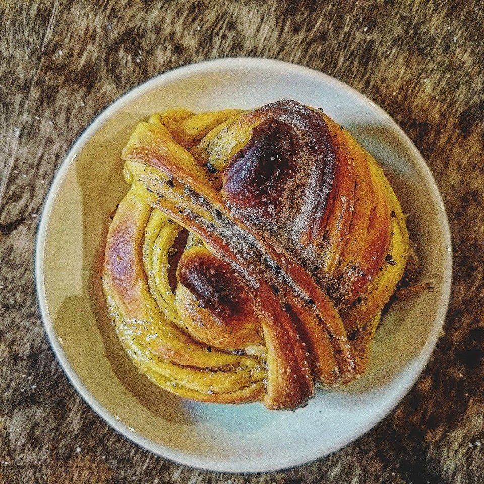 Saffransknut med mandelmassa och kardemumma