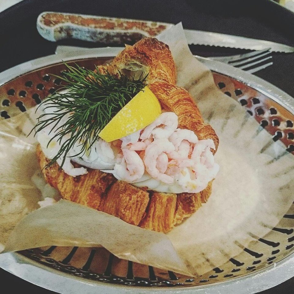 Crossiant med räkor, ägg och majonäs