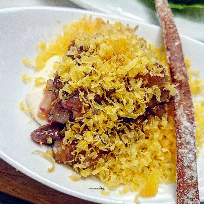 Stekt surdegsbröd med ägg, matjesill, citronzest och brynt smör Stekt surdegsbröd med ägg, matjesill, citronzest och brynt smör