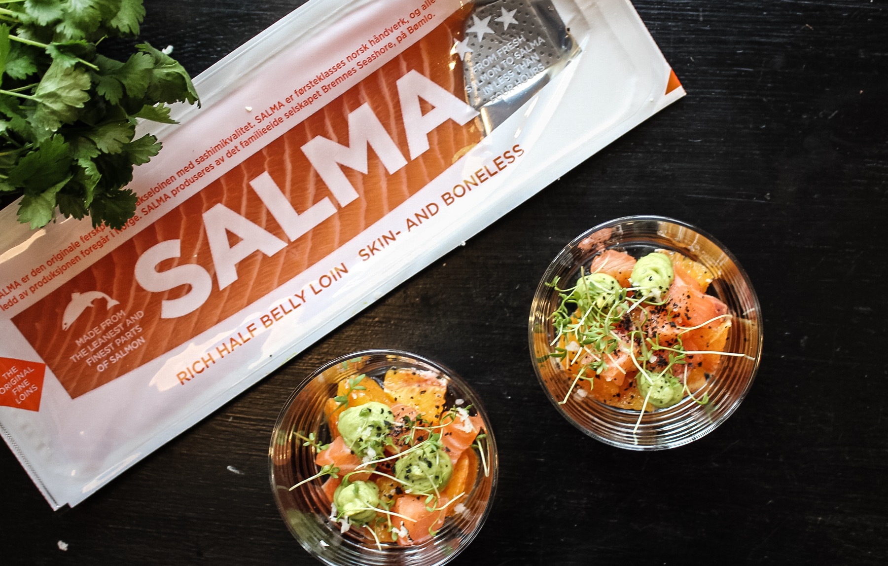 Salma lax sashimi med blodapelsin och avokadomajo