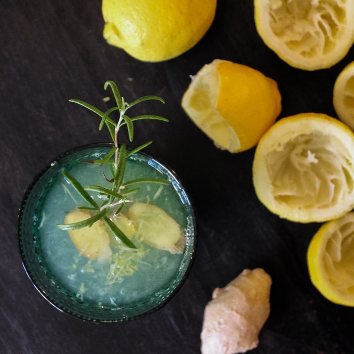 Lemonad med ingefära och rosmarin Lemonad med ingefära och rosmarin