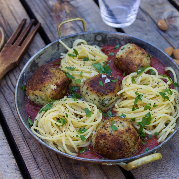 Örtiga ostbollar med spaghetti och tomatsås Örtiga ostbollar med spaghetti och tomatsås