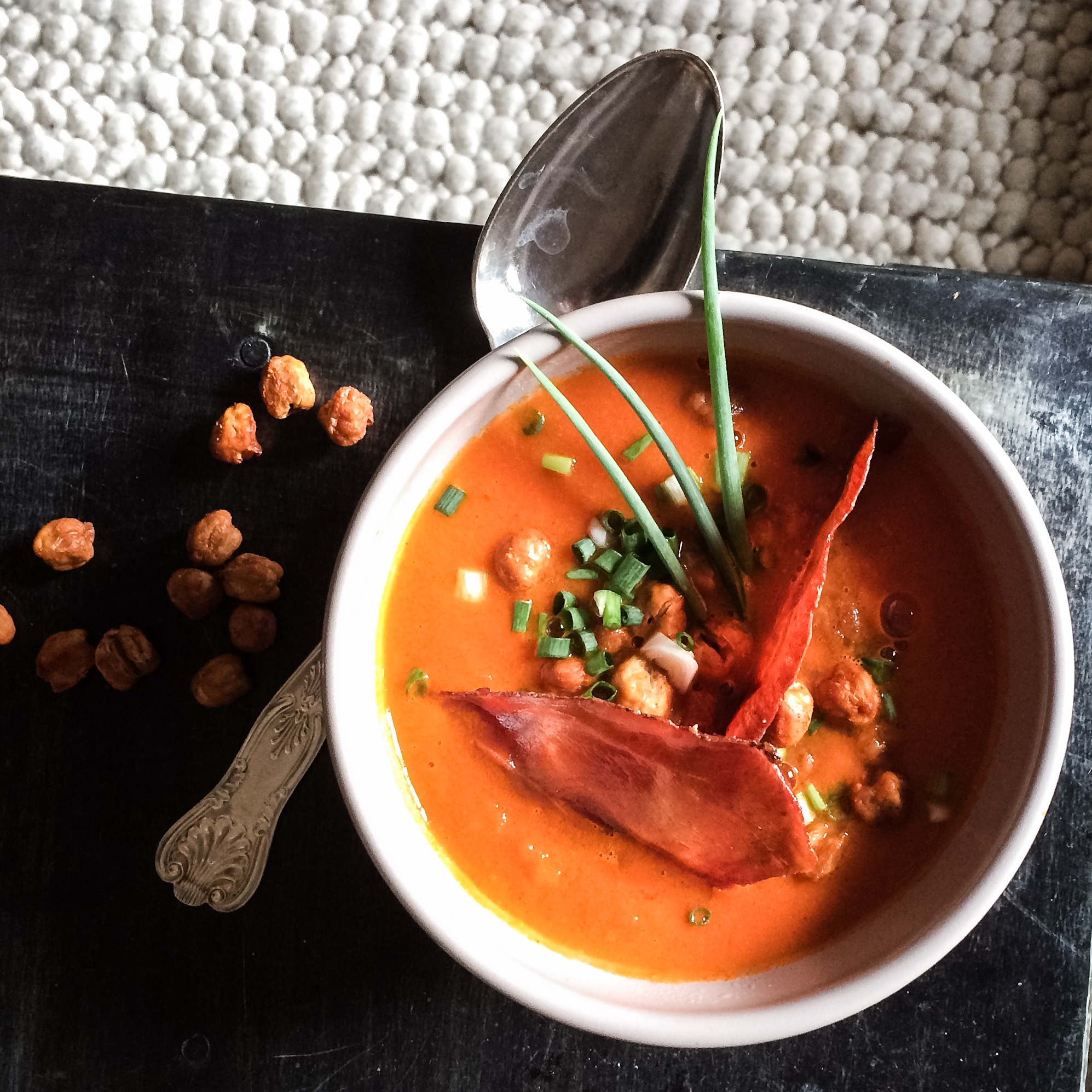 tomatsoppa med rostade kikärtor och parmachips