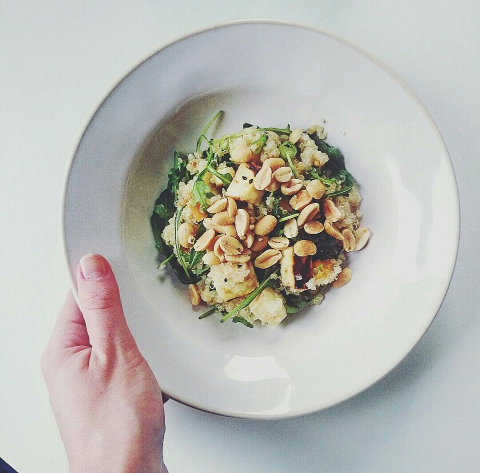 Quinoasallad med mango, avocado, ingefära, kokkos och jordnötter