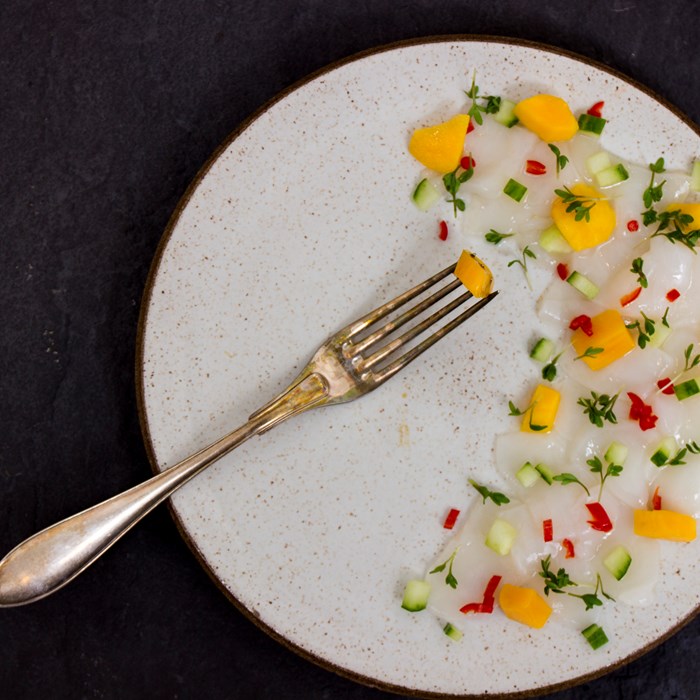 Carpaccio på pilgrimsmussla med mango & krasse Carpaccio på pilgrimsmussla med mango & krasse