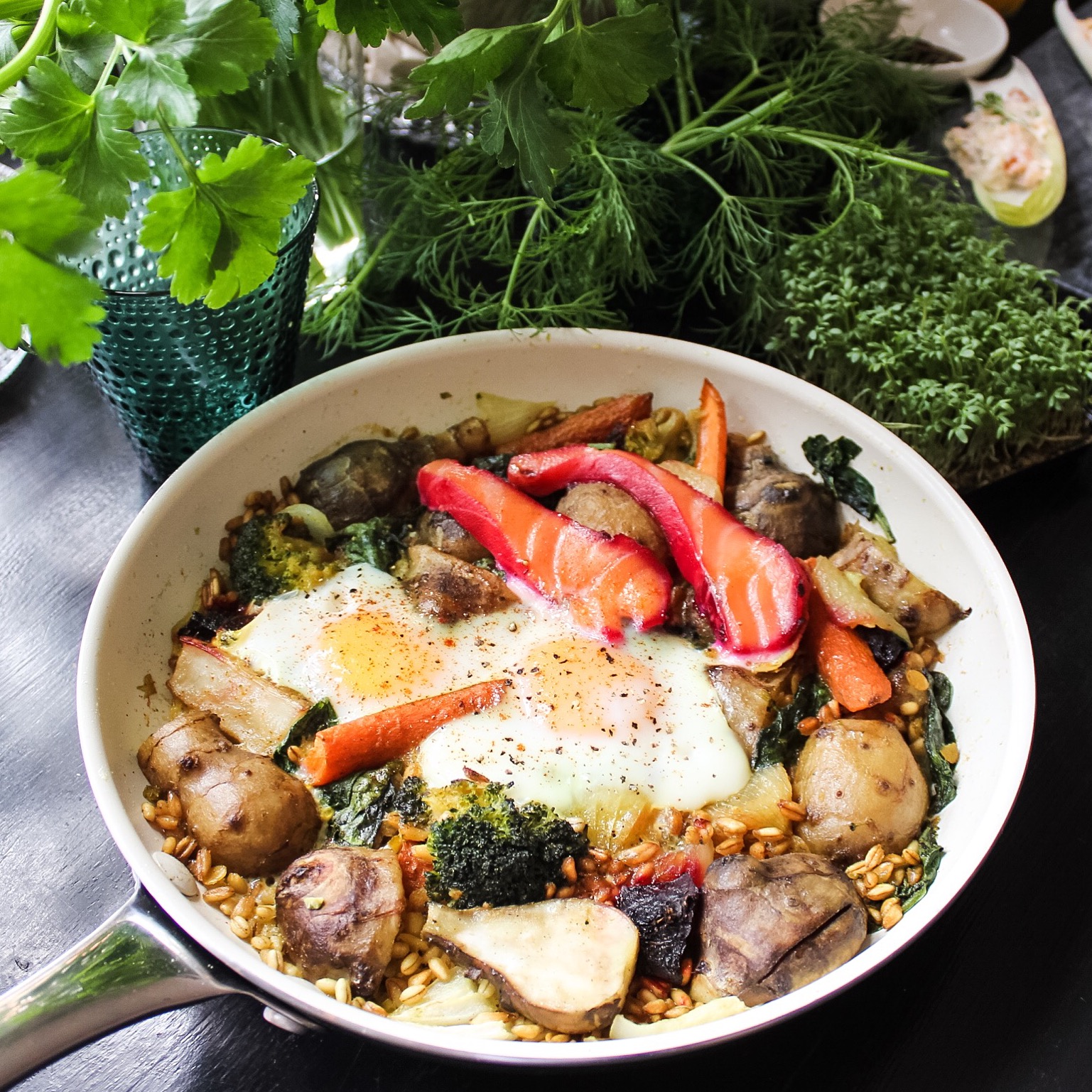 Rotfrukter och ägg med snabb gravad rödbetslax