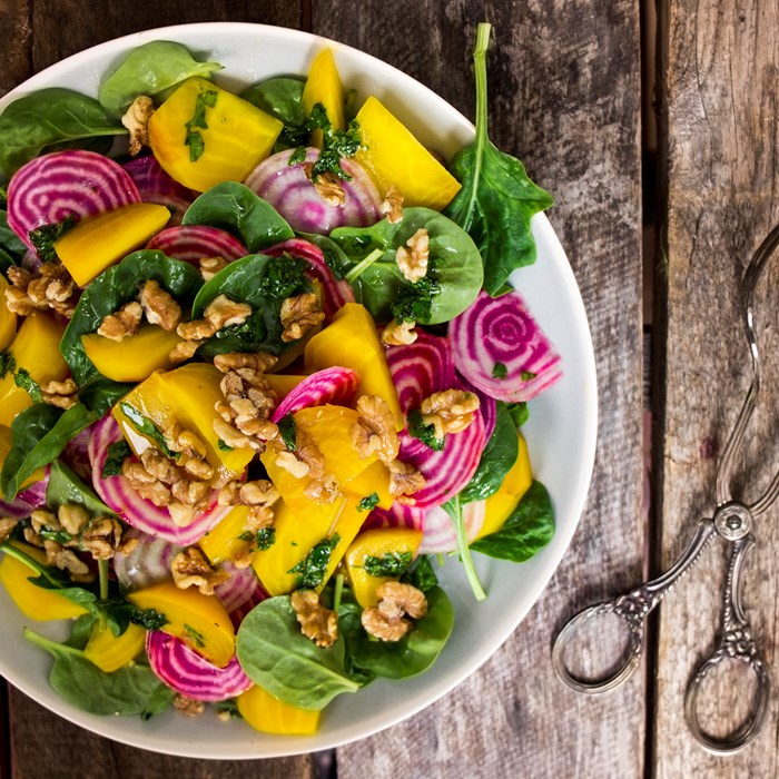 Färgglad påsksallad med honungsbetor & valnötter Färgglad påsksallad med honungsbetor & valnötter