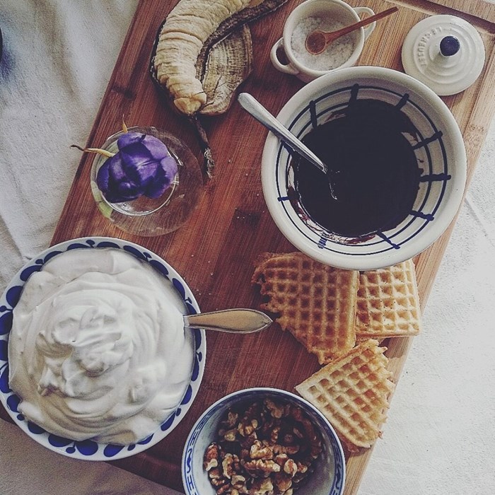 Bananvåfflor med mörk chokladsås, saltrostade valnötter och lönnsirapgrädde Bananvåfflor med mörk chokladsås, saltrostade valnötter och lönnsirapgrädde