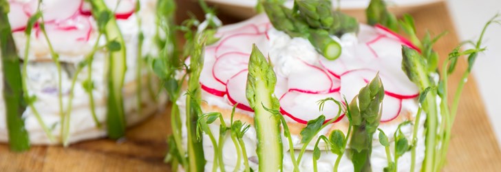 vegetarisk smörgåstårta med sparris och ädelost3.jpg