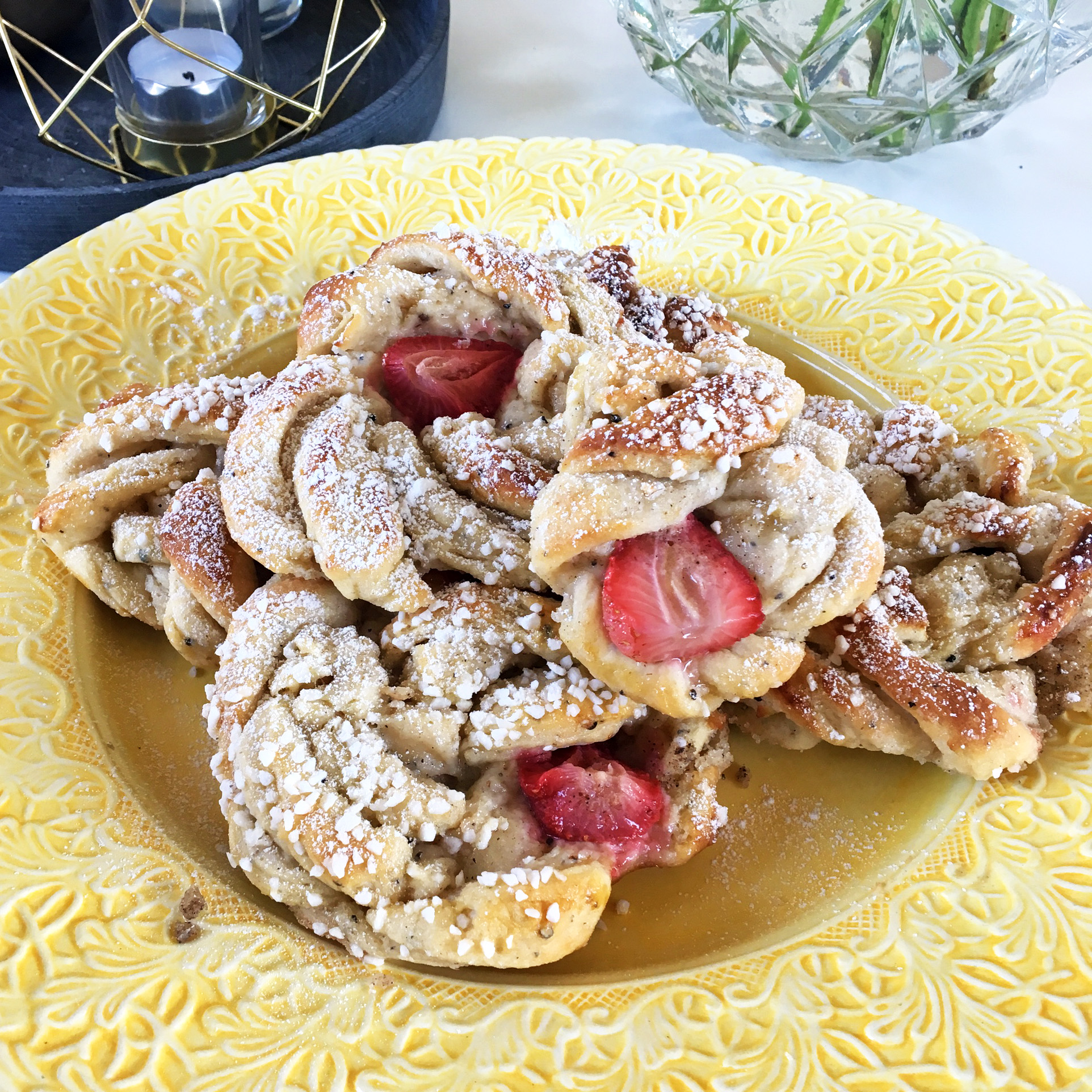 kardemummabullar-med-jordgubbar