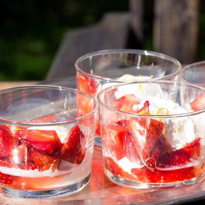 vaniljglass med rosemarinerade jordgubbar vaniljglass med rosemarinerade jordgubbar