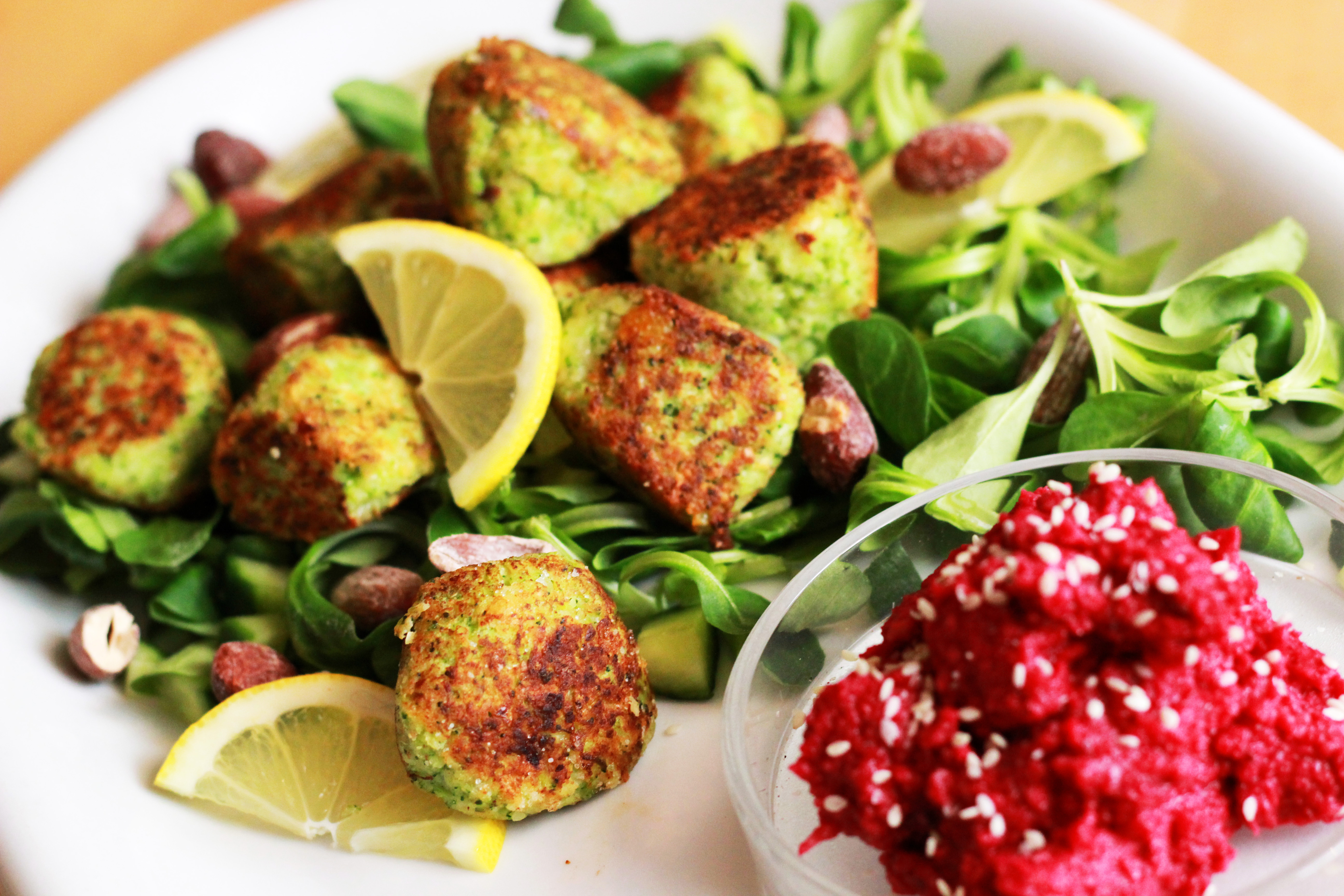 Broccolibollar med rödbetshummus