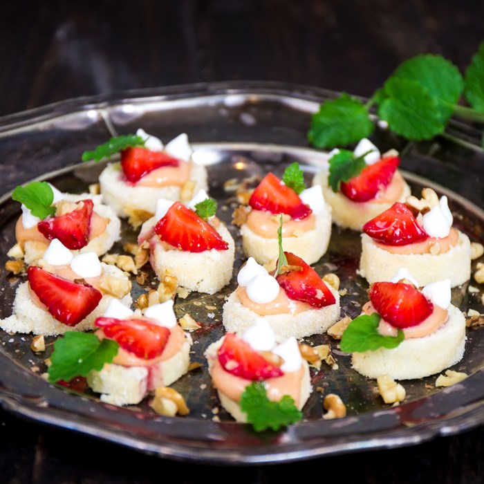 rulltårta med rabarbercurd och minimaräng rulltårta med rabarbercurd och minimaräng