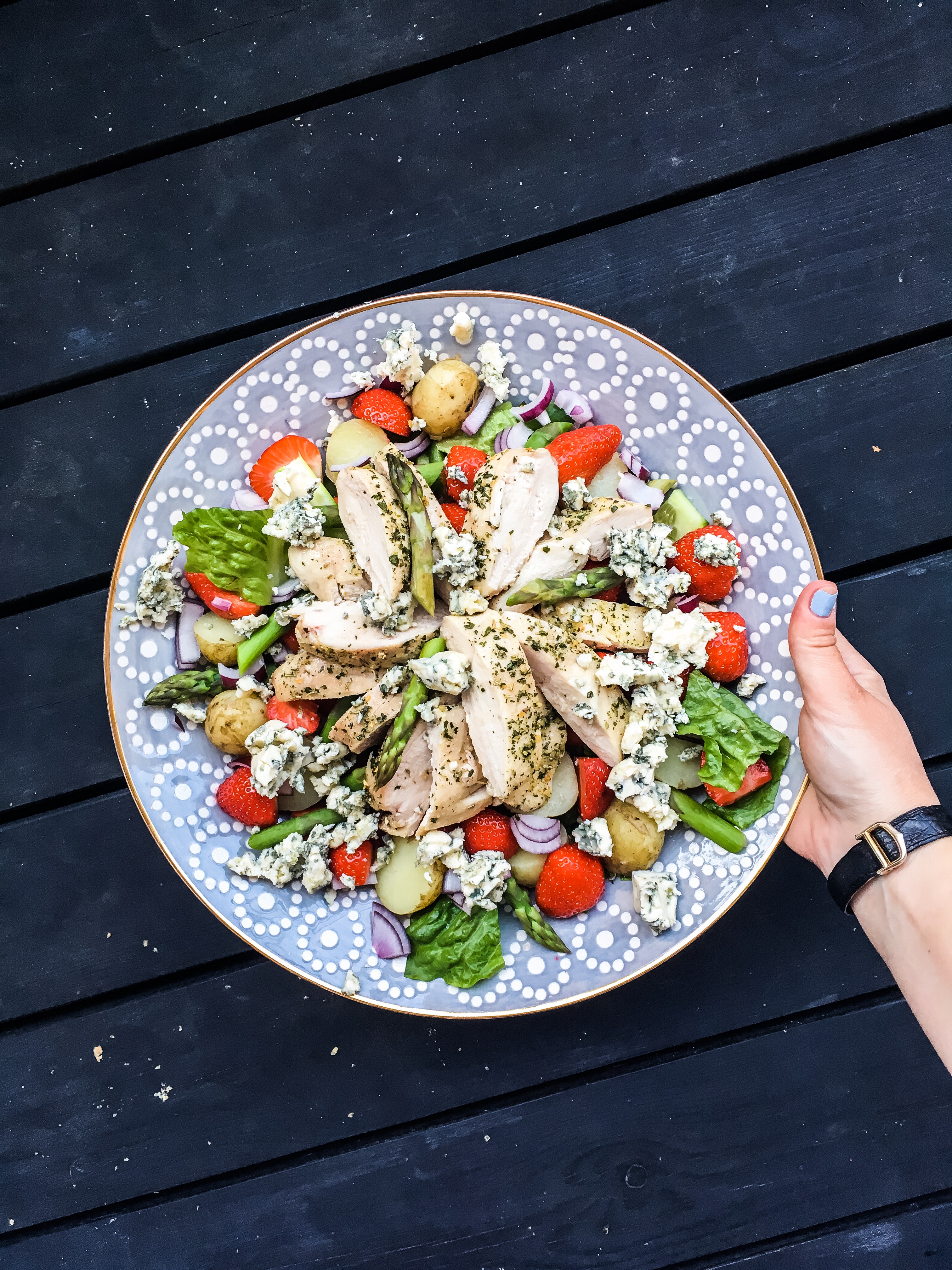 kycklingsallad med grönmögeldressing och jordgubbar