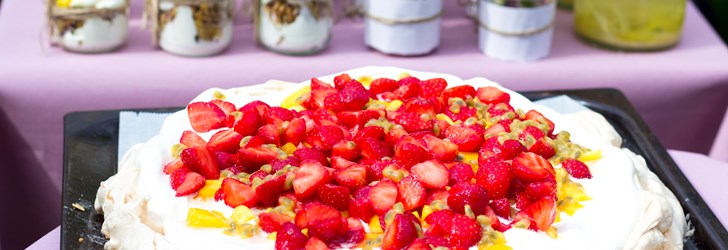 Sommarpavlova med jordgubbar och passionsfrukt.jpg