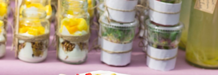 Sommarpavlova med jordgubbar och passionsfrukt2.jpg