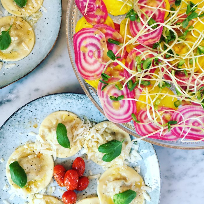 Ravioli med ricotta, chillifrästa kantareller, rostade valnötter och brynt tryffelsmör Ravioli med ricotta, chillifrästa kantareller, rostade valnötter och brynt tryffelsmör