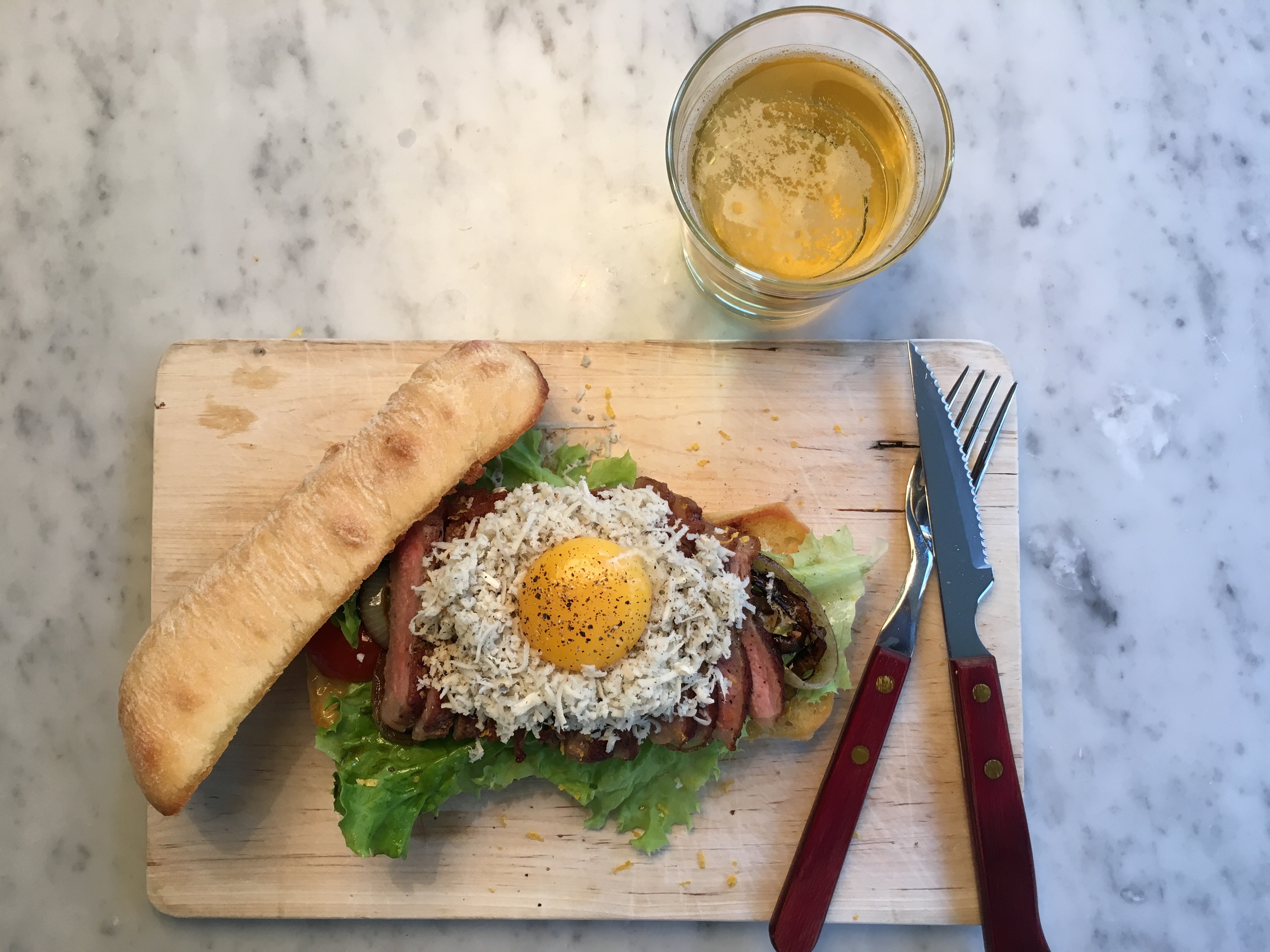 Bookmaker toast med senapsmajonäs & karamelliserad lök