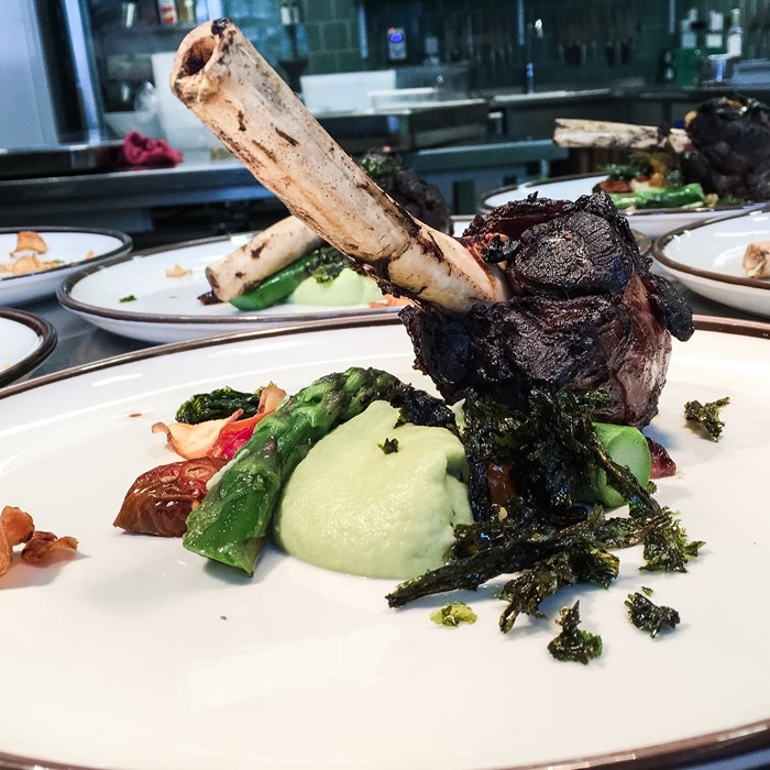 grillat och bräserat lammlägg grillat och bräserat lammlägg