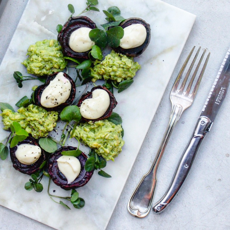 rödbetor med rökt majonnäs och avokadoröra