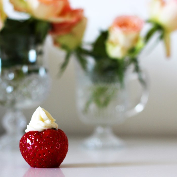 Ballerinafyllda jordgubbar med frosting Ballerinafyllda jordgubbar med frosting