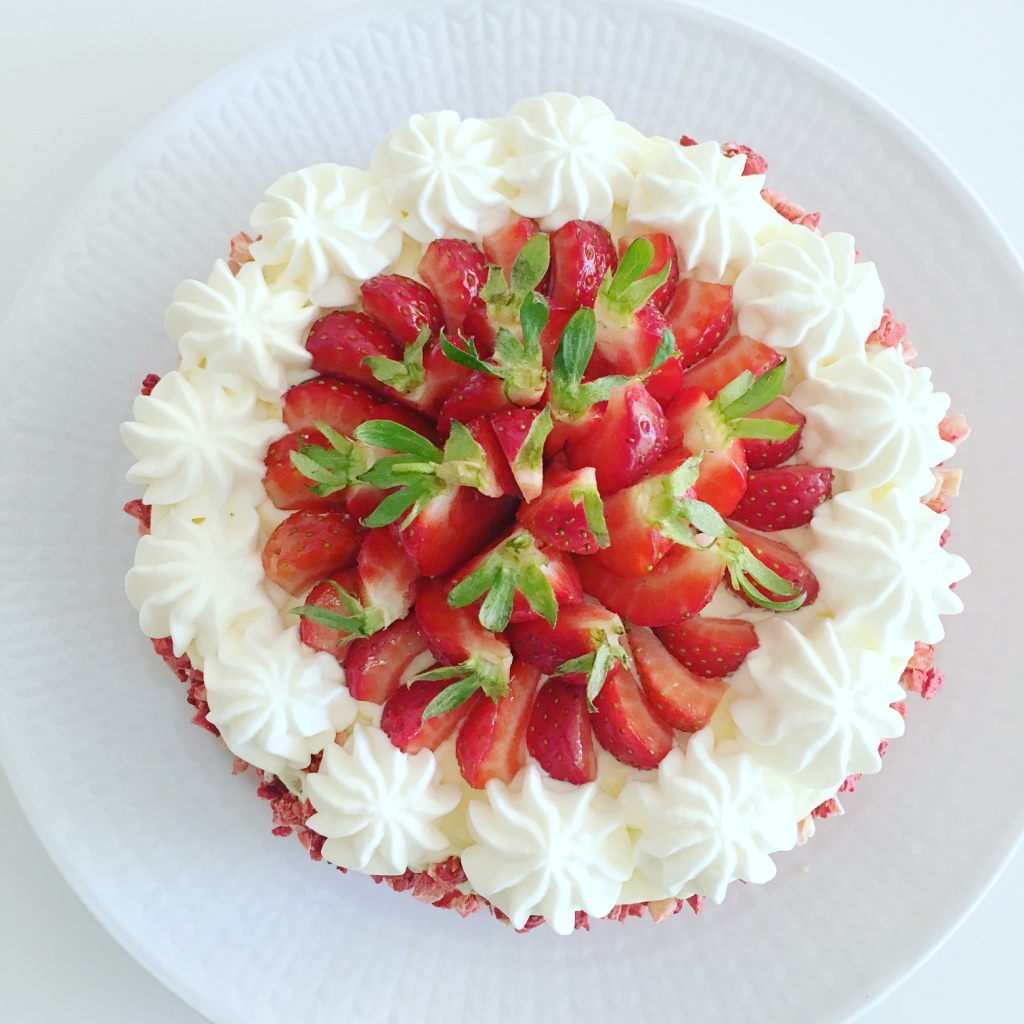 Jordgubbstårta_Foodfolder.jpg (1)