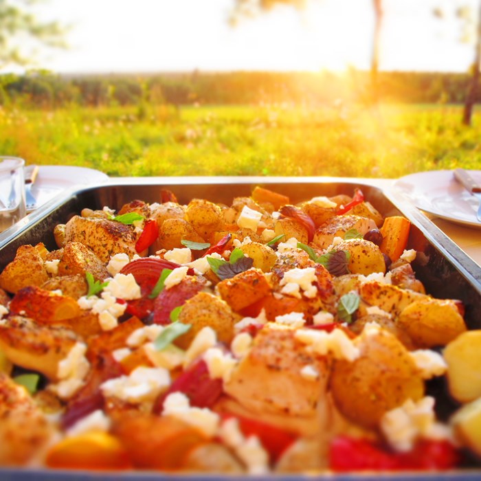 En enkel sommarmiddag – rotfruktsplåt med kyckling och rucolasås En enkel sommarmiddag – rotfruktsplåt med kyckling och rucolasås