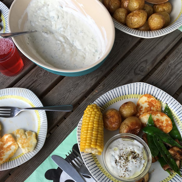 Halstrad halloumi med ugnsbakad potatis och tsatsiki Halstrad halloumi med ugnsbakad potatis och tsatsiki