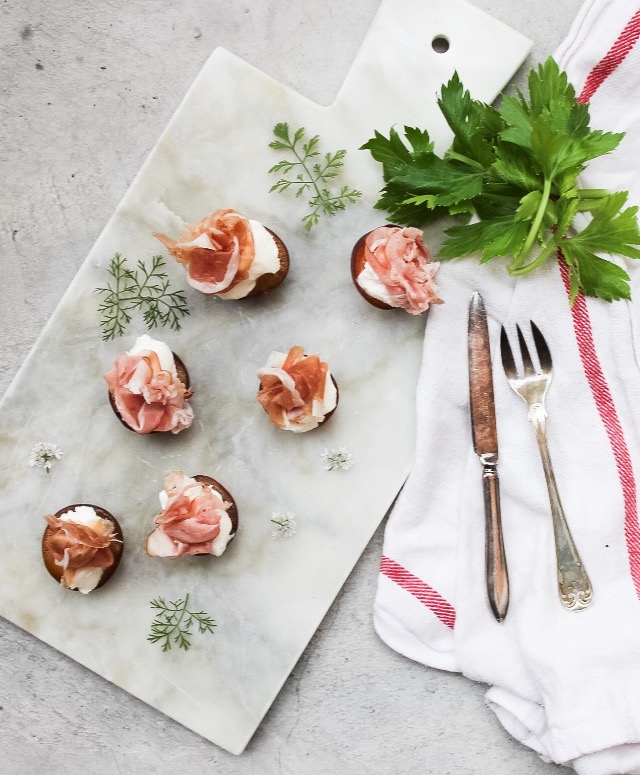 plommon halvor med Brillat Savarin och rökt sidfläsk