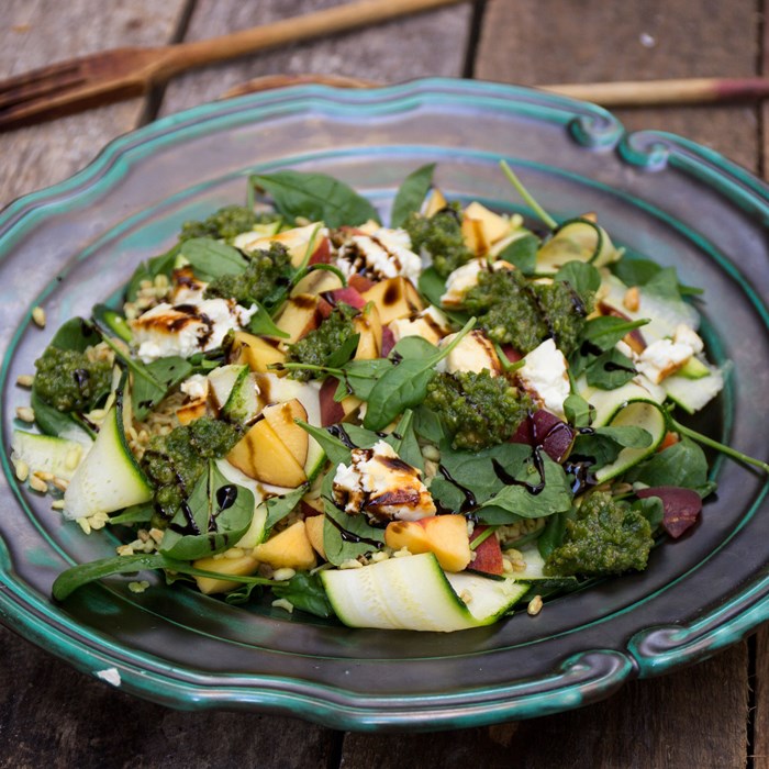 Nektarin och fetaostsallad med persiljepesto Nektarin och fetaostsallad med persiljepesto