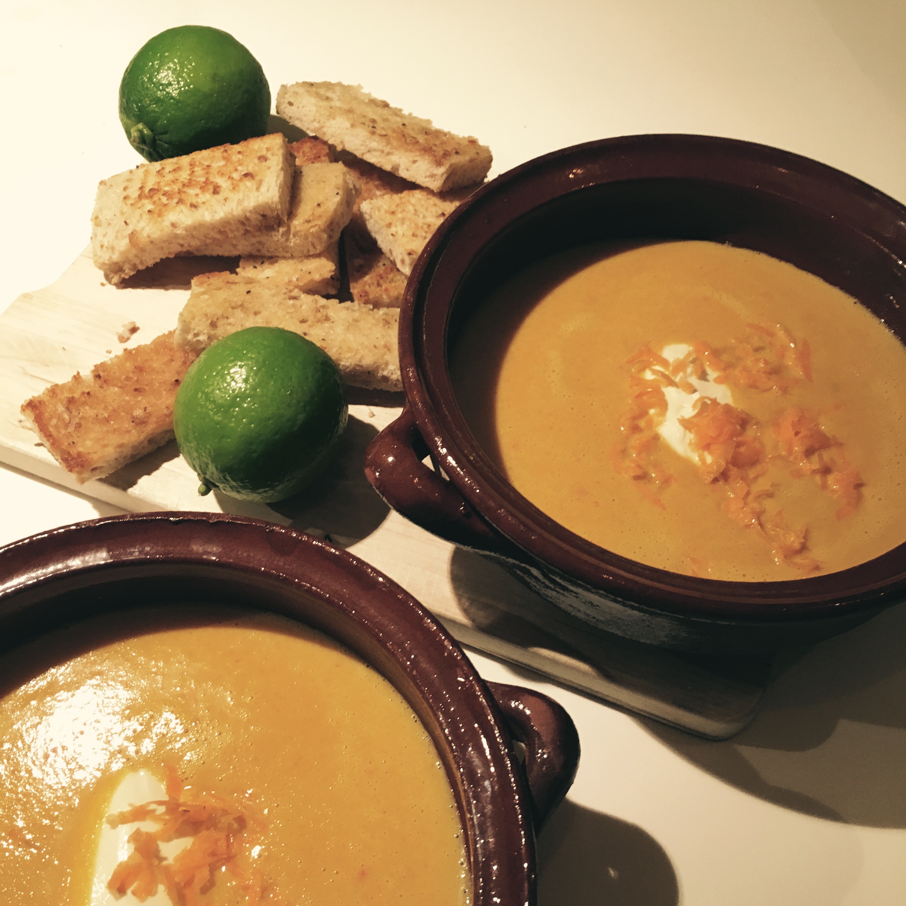 Het gyllene asiatisk morotssoppa