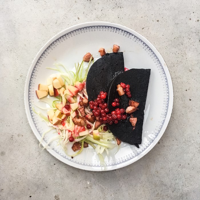 Blodpudding med vitkål och äppelsallad Blodpudding med vitkål och äppelsallad