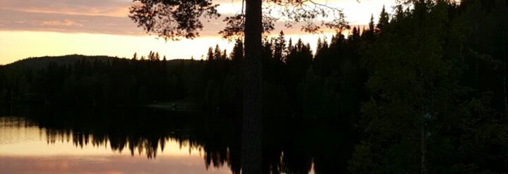 vy över vattnet natt