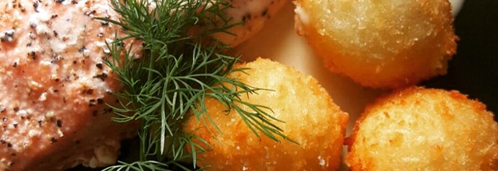 Lax med potatiskroketter och vitvinssås
