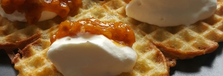 Våffla på snedden med hjortronsylt